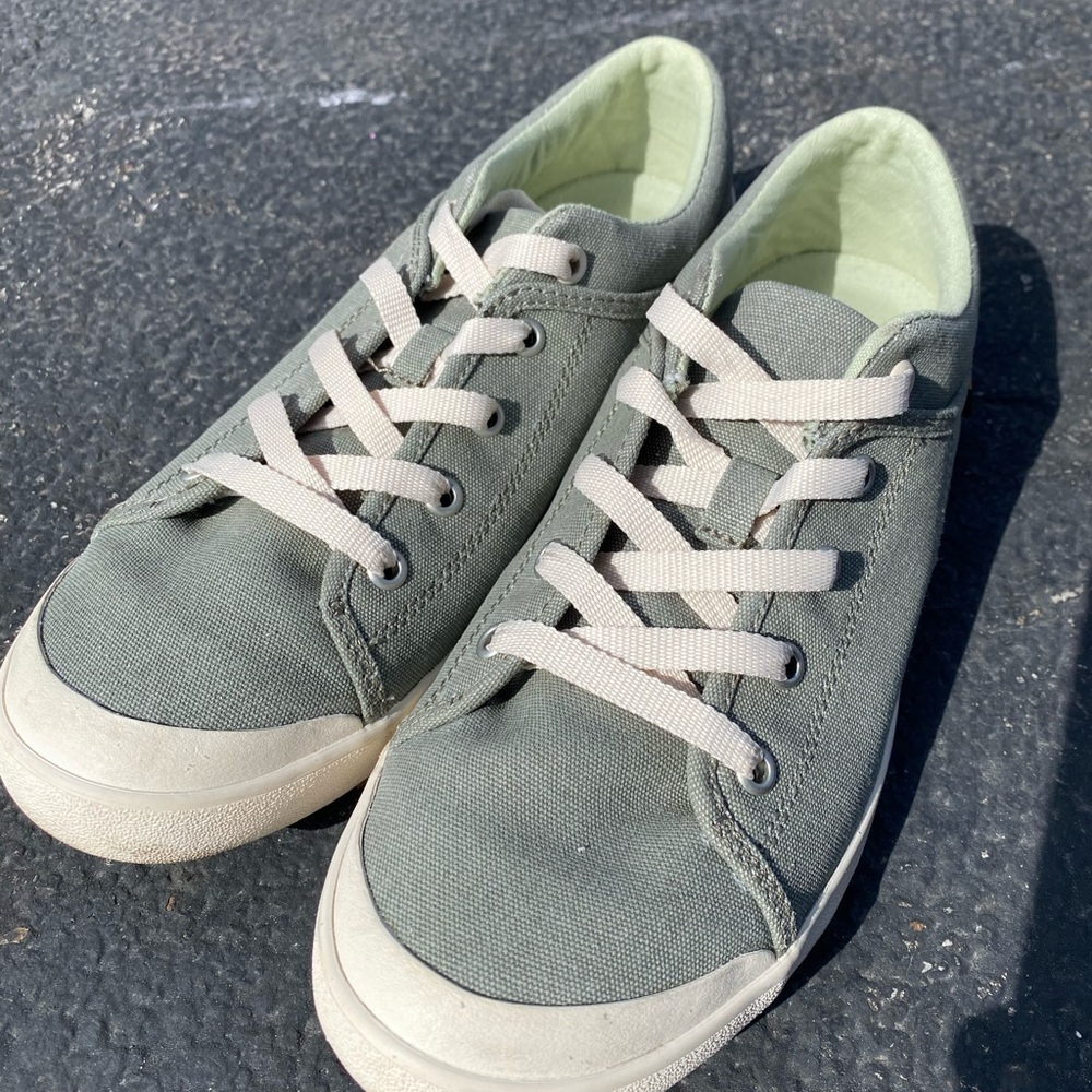 Teva green canvas sneakers size 10